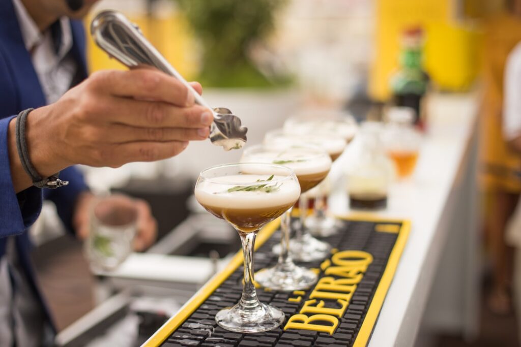 Photo Bartender mixing cocktails